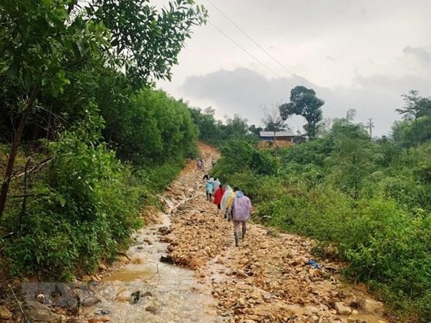 Đường liên thôn tại xã Ba Nam, huyện miền núi Ba Tơ, tỉnh Quảng Ngãi, bị hư hỏng nghiêm trọng do mưa lũ. (Ảnh: TTXVN phát).