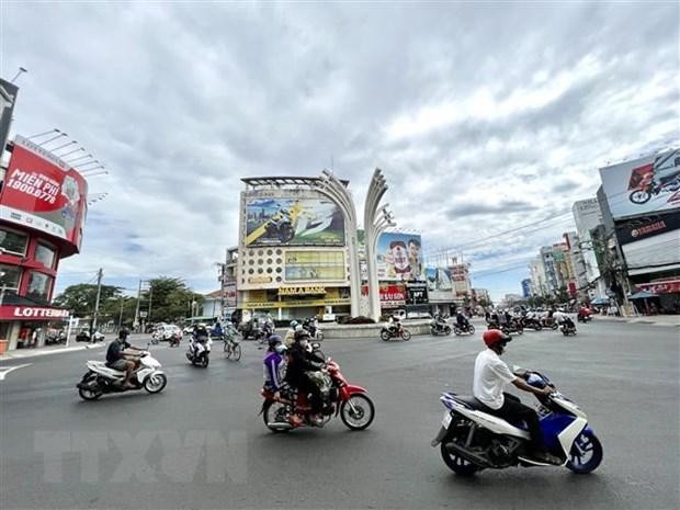Người dân lưu thông bình thường tại khu vực Vòng xoay Đèn 4 Ngọn trên Quốc lộ 91 qua địa bàn thành phố Long Xuyên, tỉnh An Giang. (Ảnh: Thanh Sang/TTXVN).