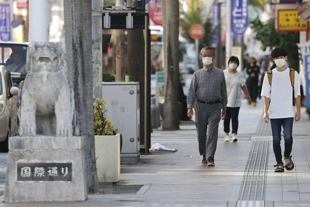 Người dân đeo khẩu trang phòng dịch COVID-19 tại thành phố Naha, tỉnh Okinawa, Nhật Bản. (Ảnh: Kyodo/TTXVN).