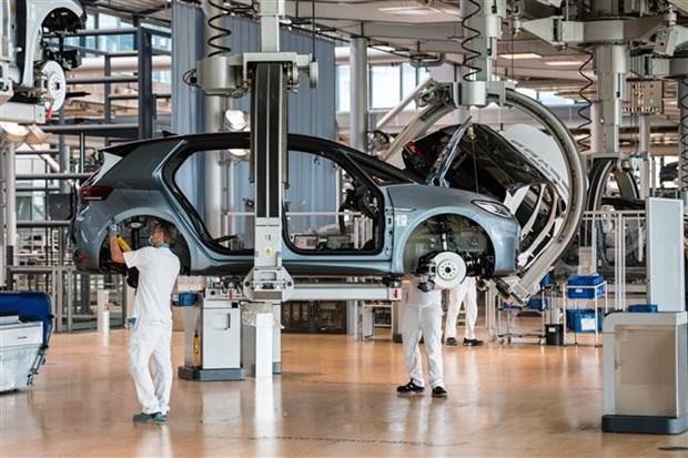 Công nhân làm việc trên dây chuyền sản xuất xe điện ID 3 của Tập đoàn sản xuất xe hơi Đức Volkswagen (VW) ở Dresden, miền Đông Đức. (Ảnh: AFP/TTXVN).