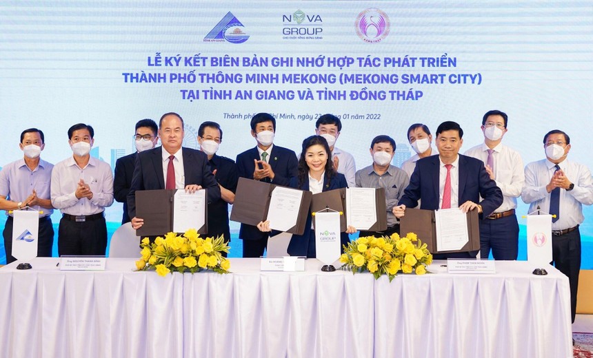 Chủ tịch UBND tỉnh An Giang, Chủ tịch UBND tỉnh Đồng Tháp cùng bà Hoàng Thu Châu - Tổng Giám đốc NovaGroup tiến hành nghi thức ký kết.