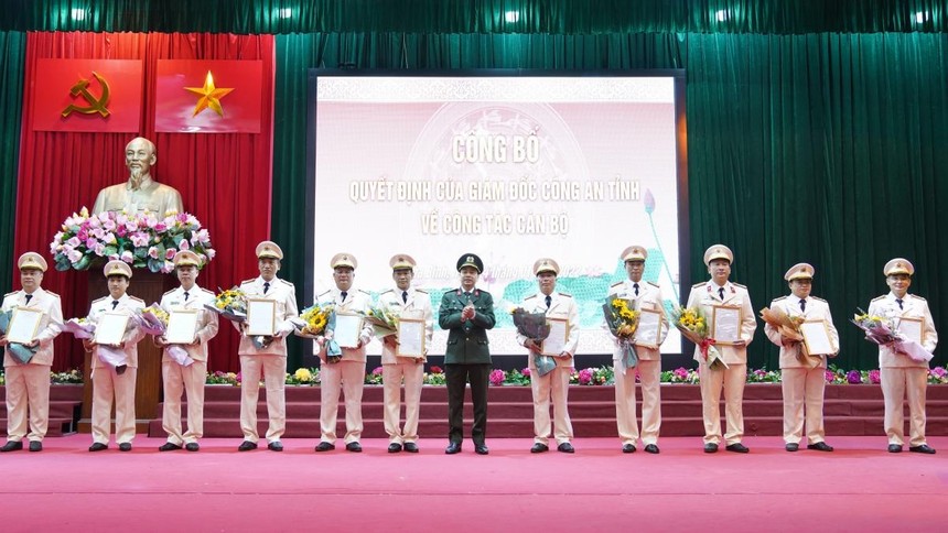 Đại tá Lê Xuân Minh, Giám đốc Công an tỉnh trao Quyết định điều động của Bộ trưởng Bộ Công an cho các cá nhân.