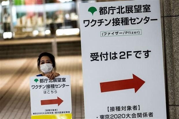 Một điểm tiêm vaccine ngừa COVID-19 tại Tokyo (Nhật Bản). (Ảnh: AFP/TTXVN).