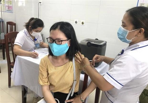 Tiêm vaccine ngừa COVID-19 cho người dân Bình Định. (Nguồn: TTXVN).