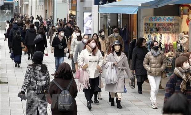 Người dân đeo khẩu trang phòng dịch COVID-19 tại Tokyo, Nhật Bản, ngày 30/1/2022. (Ảnh: Kyodo/ TTXVN).