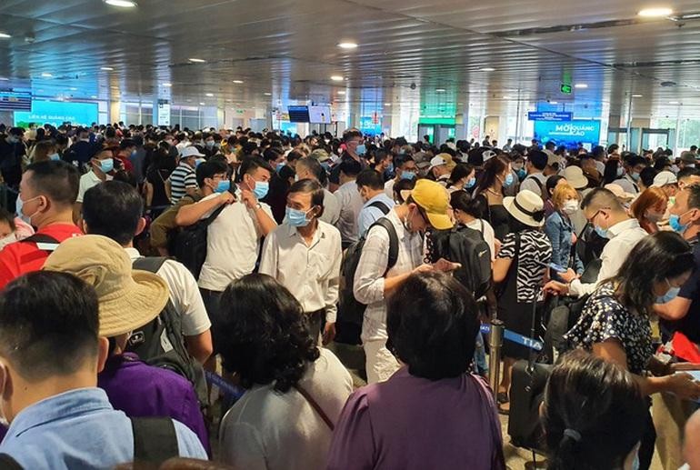 Hành khách qua sân bay Tân Sơn Nhất tăng cao kỷ lục trong ngày mùng 6 Tết (Ảnh minh họa: Quốc Anh).