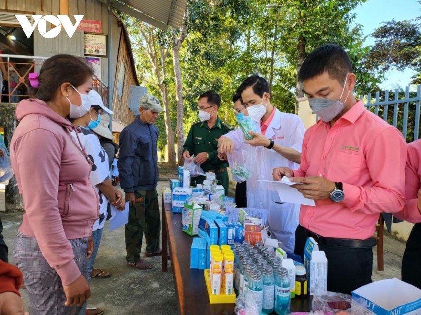Lực lượng y tế tỉnh Đắk Lắk đang đẩy nhanh khám sàng lọc và tiêm vaccine mũi 3 cho người dân.