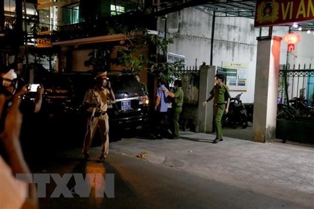 Dẫn giải một bị can sau khi bị khởi tố lên xe của Cơ quan Cảnh sát điều tra Bộ Công an. (Ảnh: Nguyễn Thanh/TTXVN).