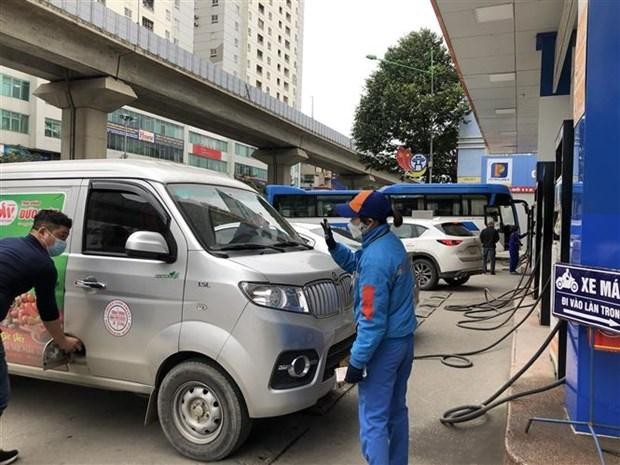 Đổ xăng tại cửa hàng xăng dầu số 112 Trần Phú, quận Hà Đông (Hà Nội) chiều 9/2/2022. (Ảnh: Phương Anh/TTXVN).
