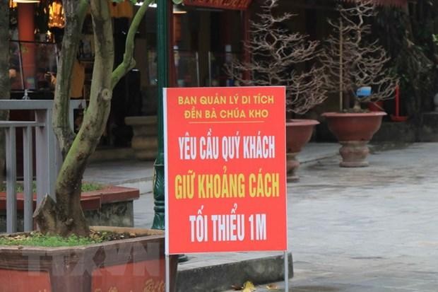 Trong Đền Bà chúa kho, phường Vũ Ninh, thành phố Bắc Ninh đều có biển hướng dẫn phòng dịch COVID-19. (Ảnh: Thanh Thương/TTXVN).