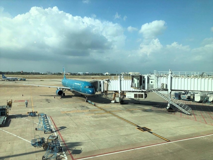 Chuyến bay quốc tế thường lệ đầu tiên được nối lại sau khi Việt Nam dỡ bỏ hạn chế tần suất bay quốc tế là VN675 do Vietnam Airlines thực hiện từ TP HCM đi Kuala Lumpur (Malaysia).