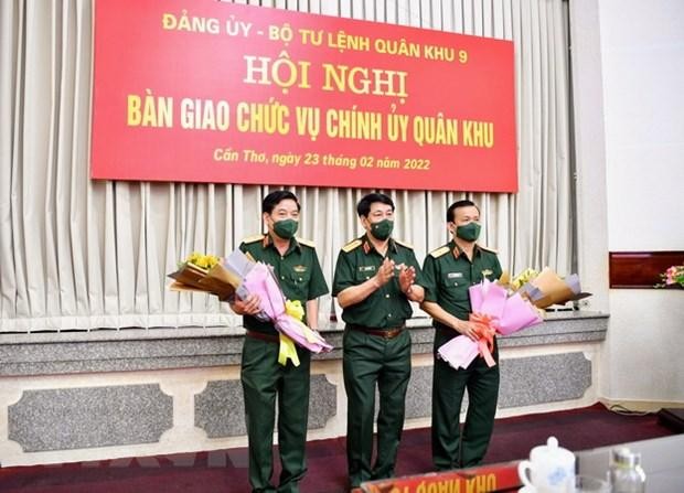 Đại tướng Lương Cường, Ủy viên Bộ Chính trị, Chủ nhiệm Tổng Cục Chính trị Quân đội Nhân dân Việt Nam tặng hoa chúc mừng Thiếu tướng Nguyễn Văn Gấu và Thiếu tướng Hồ Văn Thái. (Ảnh: TTXVN phát).