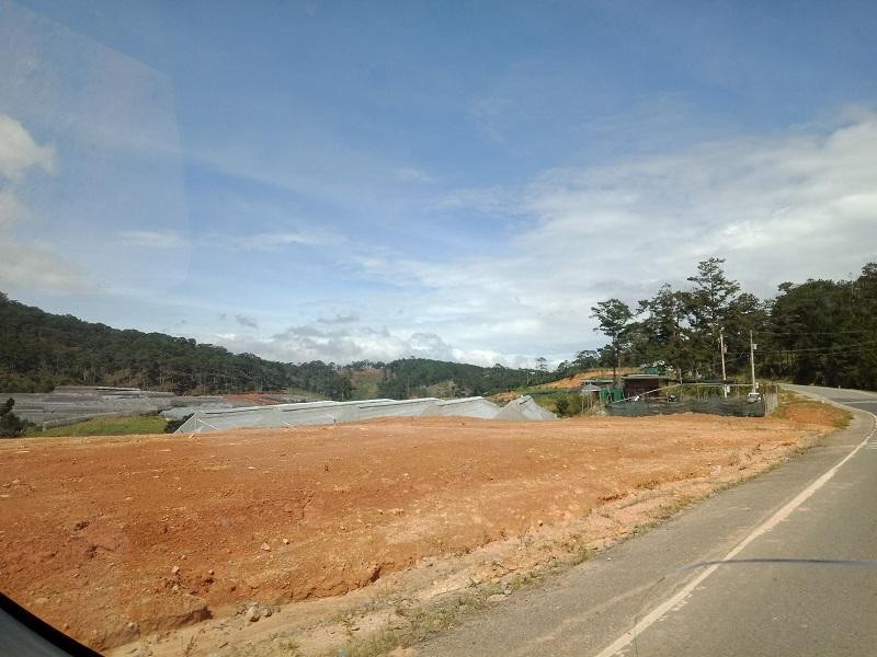 Hoạt động san gạt đất đai, tạo mặt bằng làm kinh tế ở tỉnh Lâm Đồng. Ảnh: P.V.