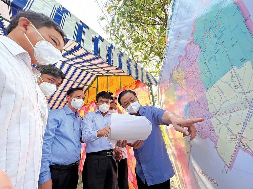 Ông Lê Minh Hoan (ngoài cùng bên phải), Bộ trưởng Bộ Nông nghiệp và Phát triển nông thôn khảo sát quy hoạch phát triển thủy lợi vùng nuôi tôm của Bạc Liêu.