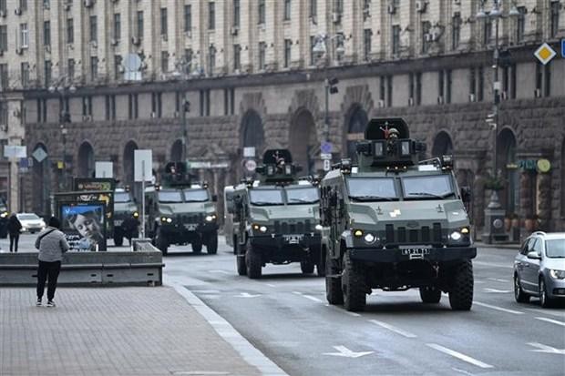 Xe quân sự Ukraine được triển khai tại Kiev ngày 24/2/2022. (Ảnh: AFP/TTXVN).