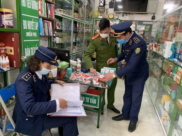 Các lực lượng chức năng kiểm tra Nhà thuốc Thùy Linh, tại Thị trấn Hát Lót, Mai Sơn, tỉnh Sơn La. (Nguồn: vov.vn).