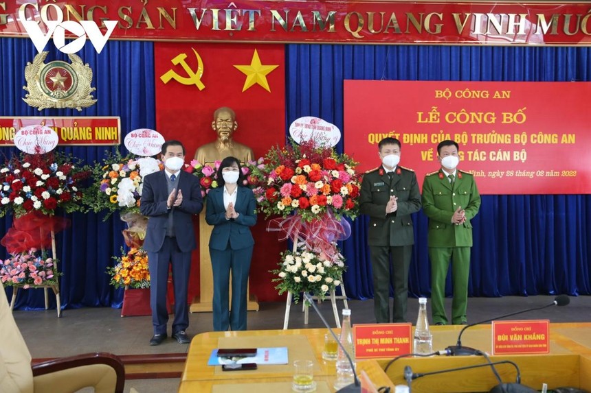 Lãnh đạo tỉnh Quảng Ninh tặng hoa chúc mừng Đại tá Nguyễn Ngọc Lâm, Thượng tá Bùi Quang Bình nhận nhiệm vụ công tác mới.