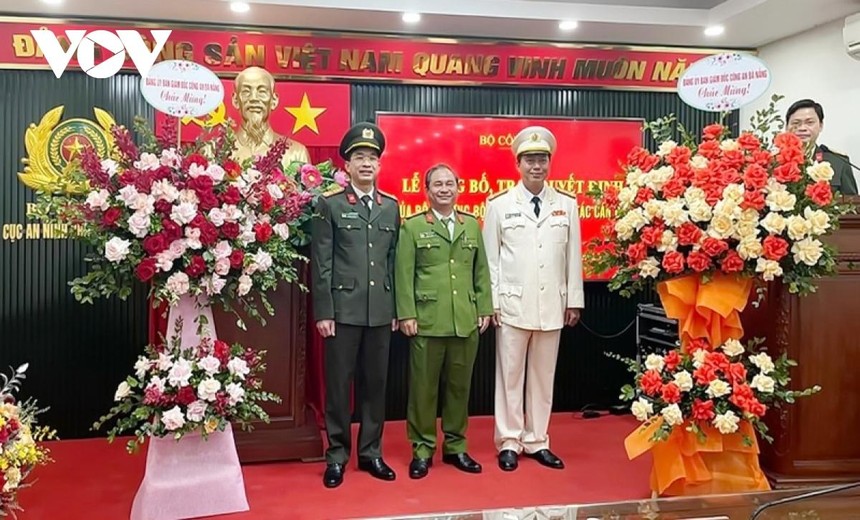 Đại tá Trần Đình Chung (mặc lễ phục trắng) tại lễ công bố quyết định điều động công tác.