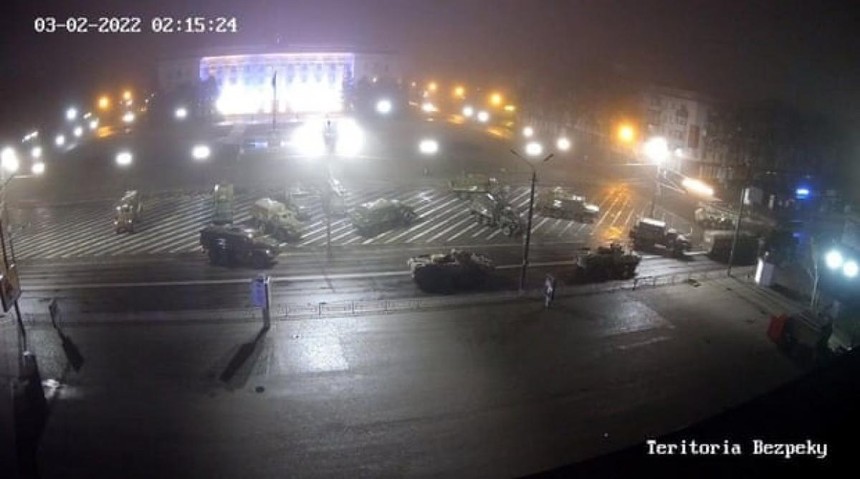 Hình ảnh cắt từ video CCTV cho thấy xe chiến đấu của Nga ở quảng trường trung tâm thành phố Kherson, phía Nam Ukraine ngày 2/3. Ảnh: Shutterstock.