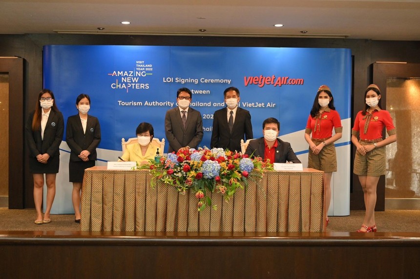 Đại diện lãnh đạo Vietjet Thái Lan và TAT cùng ký kết thoả thuận hợp tác chiến lược thúc đẩy phục hồi du lịch.