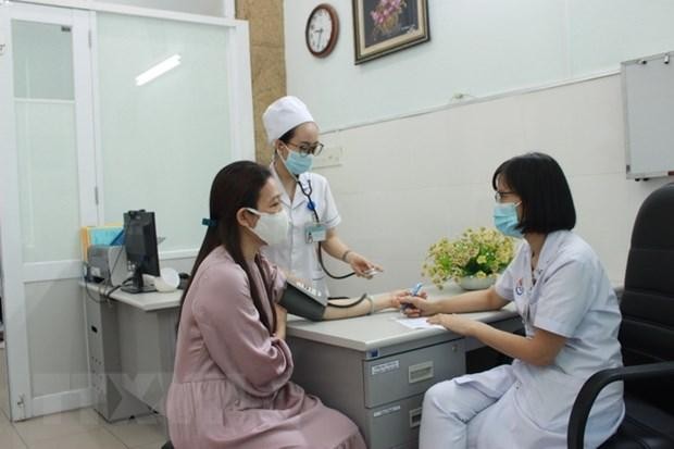 Bác sỹ của Phòng khám hậu COVID-19, Bệnh viện Đa khoa tỉnh Khánh Hòa thăm khám cho bệnh nhân đến khám do nghi ngờ mắc các triệu chứng hậu COVID-19. (Ảnh: Phan Sáu/TTXVN).