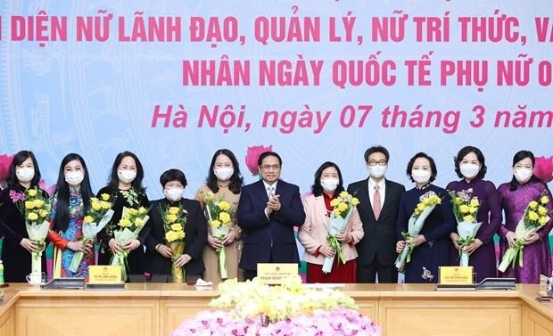 Thủ tướng Phạm Minh Chính chúc mừng các đại diện nữ lãnh đạo quản lý, trí thức và văn nghệ sỹ tiêu biểu. (Ảnh: TTXVN).