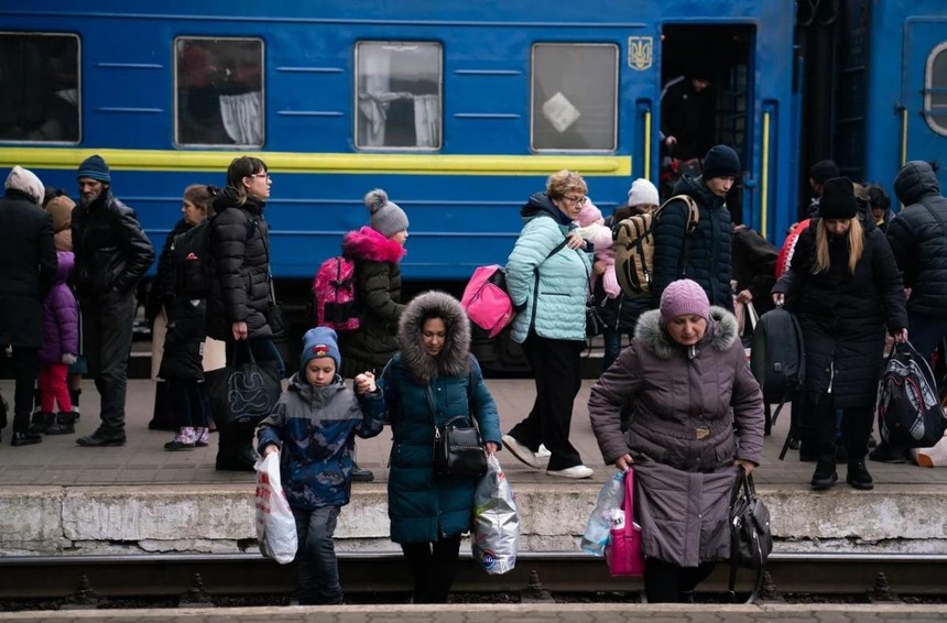 Người dân tới Lviv, Ukraine bằng tàu. Ảnh: NPR.