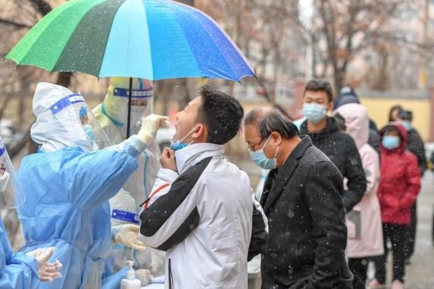 Nhân viên y tế lấy mẫu xét nghiệm COVID-19 cho người dân tại tỉnh Cát Lâm, Trung Quốc ngày 12/3/2022. (Ảnh: THX/TTXVN).