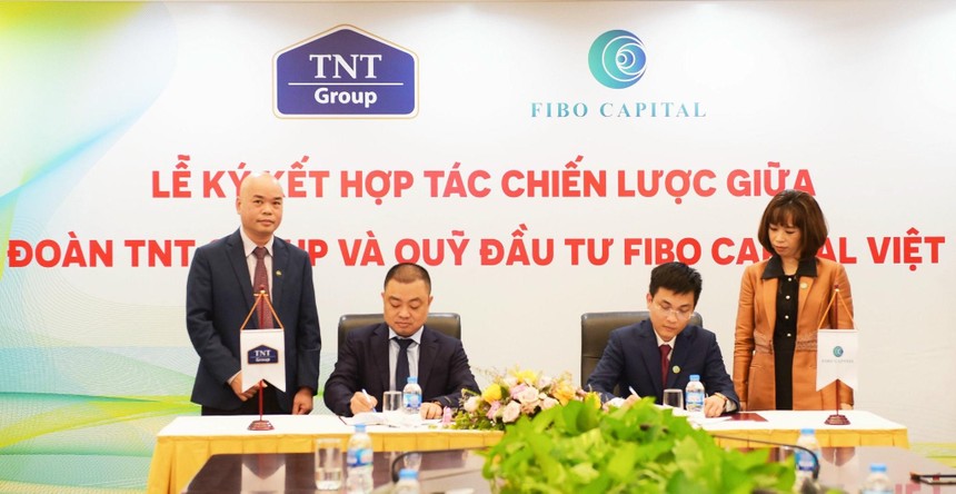 Ông Võ Bình Nguyên – Chủ tịch Fibo Capital Việt Nam cùng ông Nguyễn Gia Long – Chủ tịch HĐQT Công ty CP Tập đoàn TNT ký kết biên bản hợp tác.