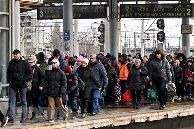 Người dân Ukraine sơ tán khỏi thủ đô Kiev ngày 5/3/2022. (Ảnh: AFP/TTXVN).
