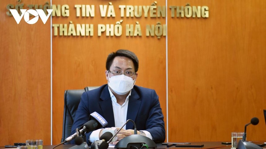 Phó Giám đốc phụ trách Sở Thông tin và Truyền thông Hà Nội Nguyễn Việt Hùng trao đổi với báo chí.