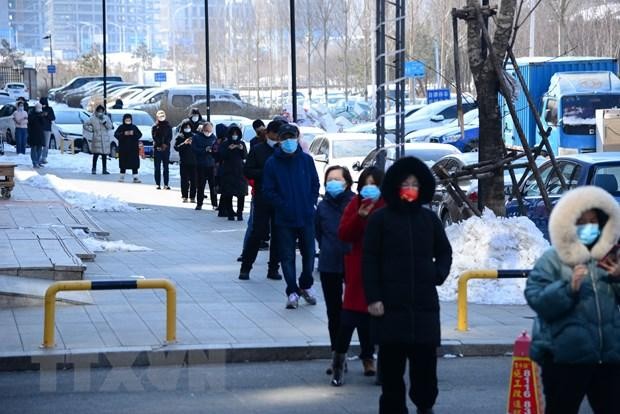 Người dân xếp hàng chờ xét nghiệm COVID-19 tại Trường Xuân, tỉnh Cát Lâm, Trung Quốc, ngày 20/3/2022. (Ảnh: THX/TTXVN).