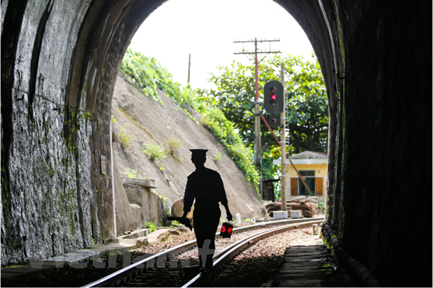 Công nhân đường sắt kiểm tra hạ tầng kết cấu chạy tàu trong hầm nhằm đảm bảo an toàn lưu thông của tàu hỏa. (Ảnh: Minh Sơn/Vietnam+).