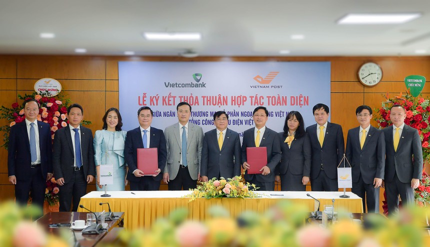 Vietcombank và Tổng Công ty Bưu điện Việt Nam tiến hành ký kết thỏa thuận toàn diện