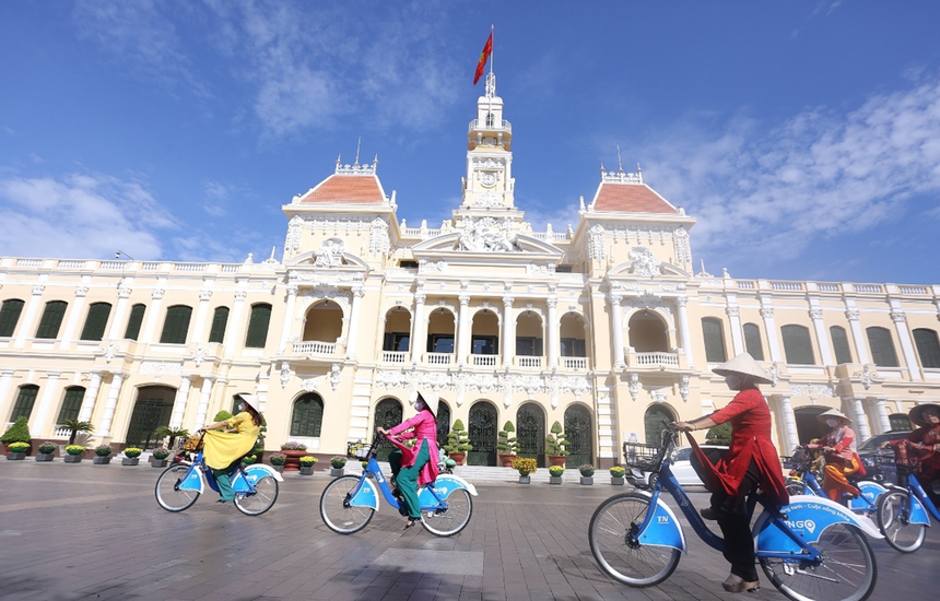 Loại hình xe đạp công cộng tại Thành phố Hồ Chí Minh cũng đang được người dân đón nhận nhiệt tình. (Ảnh: CTV/Vietnam+).