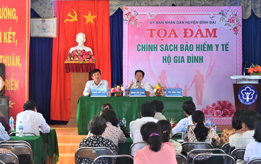Tọa đàm chính sách BHYT hộ gia đình tại xã Vang Quới Đông huyện Bình Đại.