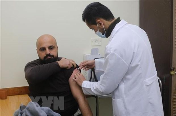 Nhân viên y tế tiêm vaccine phòng COVID-19 cho người dân tại Rafah, Dải Gaza, ngày 20/3/2022. (Ảnh: THX/TTXVN).