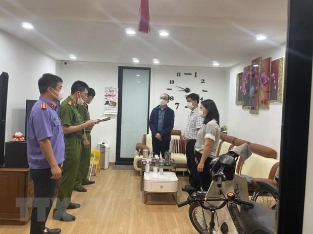 Cơ quan Công an thi hành quyết định khởi tố bị can và lệnh bắt bị can để tạm giam đối với Nguyễn Tấn Hoàng. (Ảnh: Thái Hùng/TTXVN).