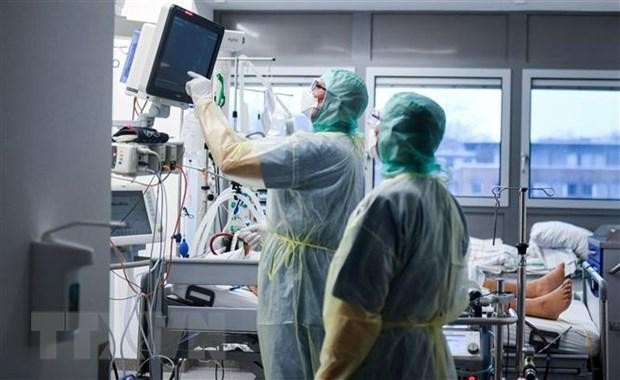 Điều trị cho bệnh nhân nhiễm COVID-19 tại bệnh viện ở Bochum, Đức. (Ảnh: AFP/TTXVN).