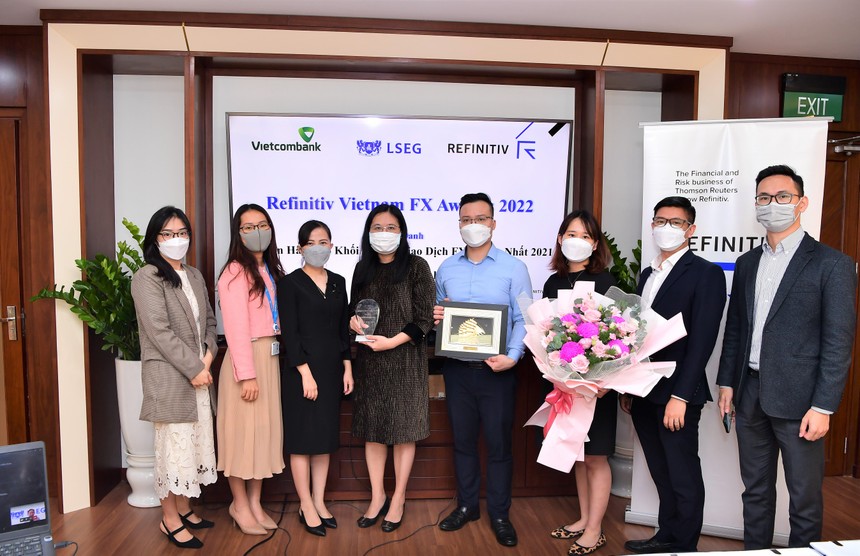 Đại diện Refinitiv trao Giải thưởng Refinitiv Vietnam FX Award cho đại diện Vietcombank – bà Hoàng Diễm Thùy – Trưởng phòng Kinh doanh vốn (thứ 5 từ phải sang) và bộ phận FX Vietcombank.