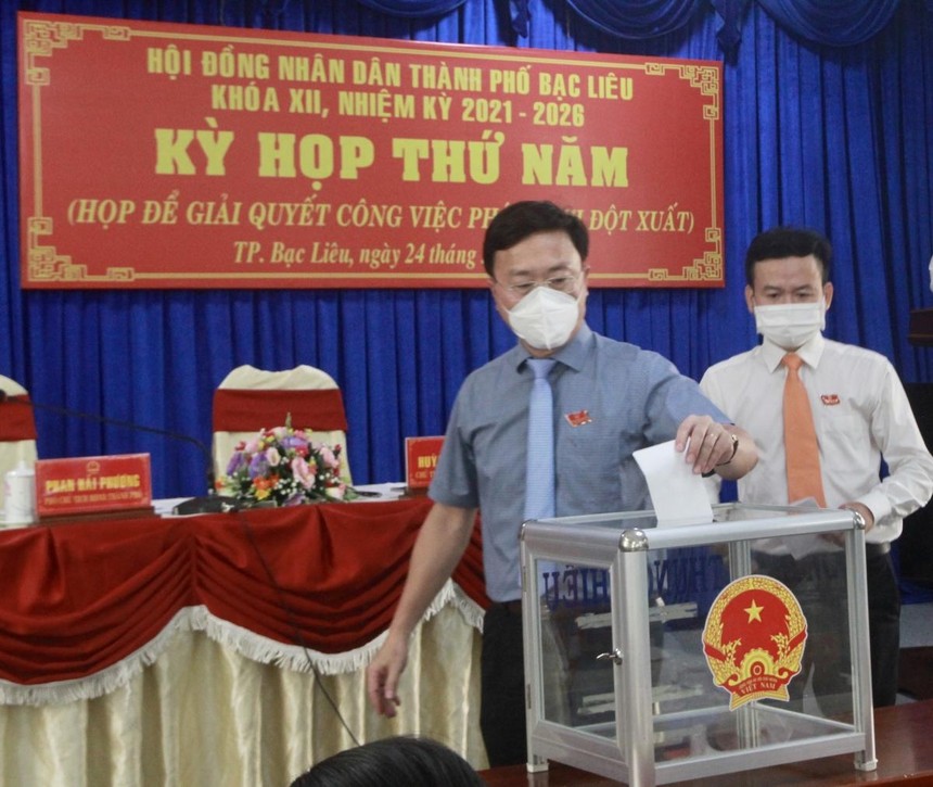 Đại biểu HĐND thành phố Bạc Liêu bỏ phiếu bãi nhiệm đại biểu HĐND thành phố đối với ông Lê Chí Hưởng tại kỳ họp thứ 5.