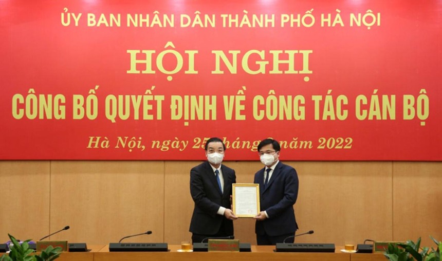 Chủ tịch UBND TP Hà Nội Chu Ngọc Anh trao Quyết định cho ông Trương Việt Dũng.