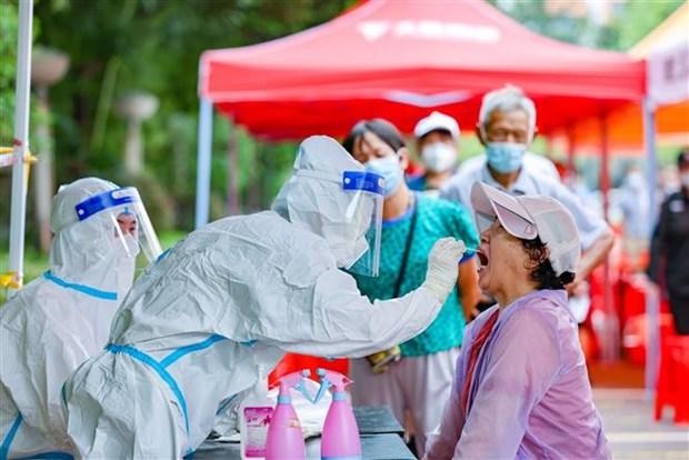 Nhân viên y tế lấy mẫu xét nghiệm COVID-19 cho người dân tại tỉnh Giang Tô (Trung Quốc), ngày 9/8/2021. (Ảnh: THX/TTXVN).