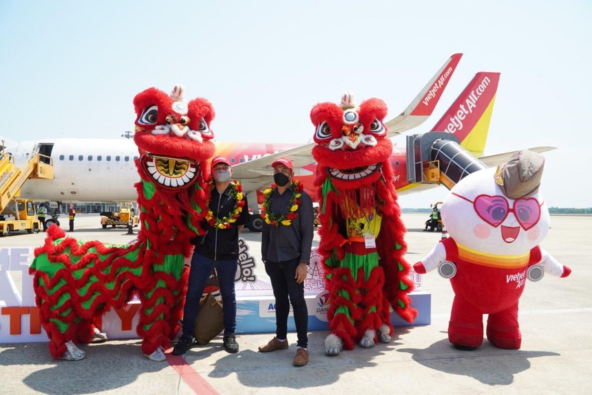 Các hoạt động tưng bừng chào mừng những hành khách Thái Lan đầu tiên trở lại Đà Nẵng tại sân bay.