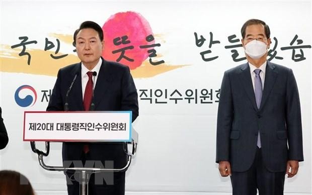 Tổng thống đắc cử Hàn Quốc Yoon Suk-yeol (trái) đề cử ông Han Duck-soo làm Thủ tướng trong Chính phủ mới, tại cuộc họp báo ở Seoul ngày 3/4/2022. (Ảnh: Yonhap/TTXVN).