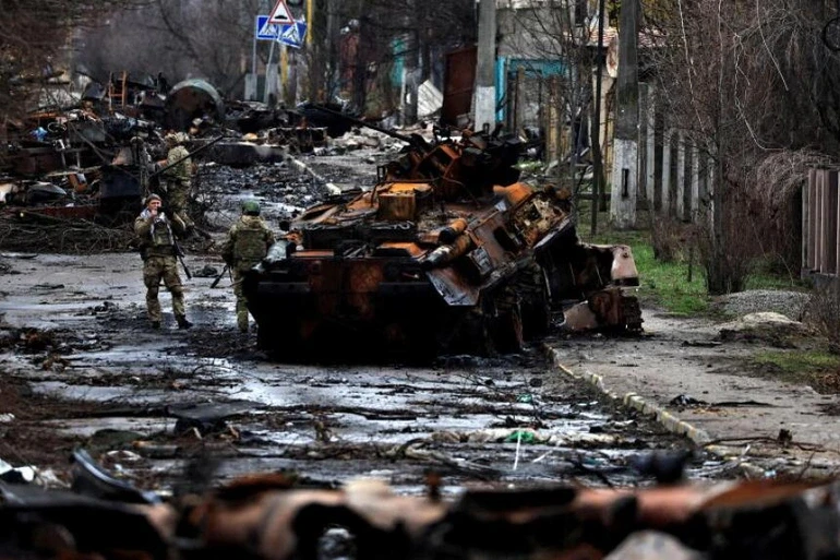 Xe tăng Nga bị phá hủy ở Bucha, Ukraine (Ảnh: Reuters).