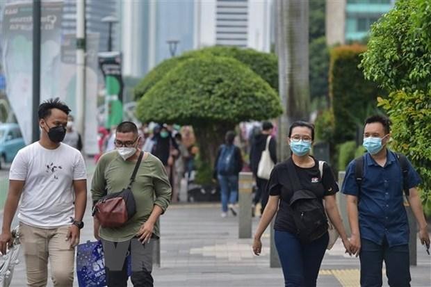 Người dân đeo khẩu trang phòng dịch COVID-19 tại Jakarta, Indonesia. (Ảnh: THX/ TTXVN).