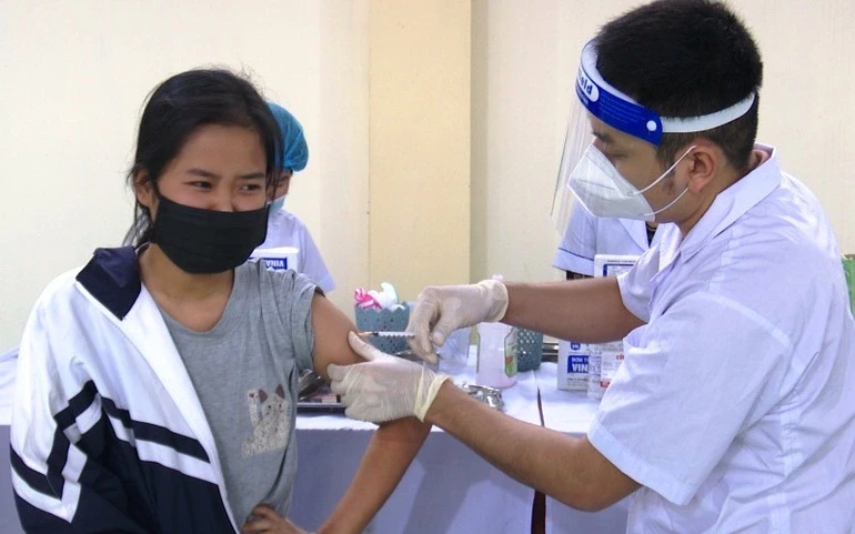 Học sinh huyện Thanh Liêm, tỉnh Hà Nam tiêm phòng vaccine phòng Covid-19 (Ảnh: Đức Văn).