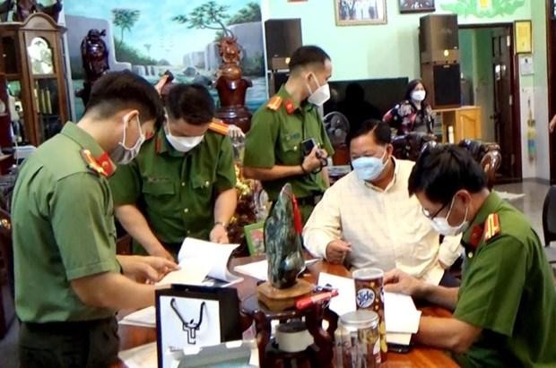 Lực lượng chức năng khám xét nơi ở của Nguyễn Bá Quận (áo sơ mi). (Nguồn: VTCNews).