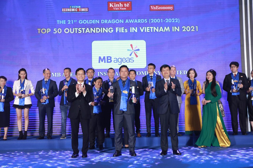 Đại diện MB Ageas Life - Ông Lê Phạm Duy - Phó Tổng giám đốc nhận giải thưởng.